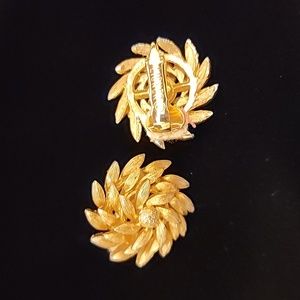 Vintage Lisner pinwheel clipons